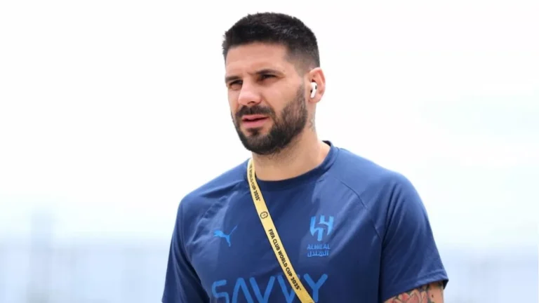 "أول علامات التمرد".. ميتروفيتش يرفض طلب الهلال قبل بداية الموسم