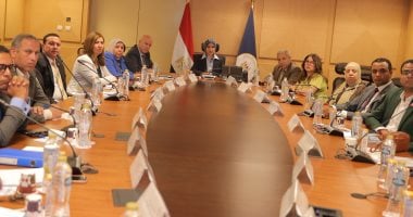 نائب وزير السياحة تبحث مع لجنة الثقافة الإعلام نموذج مُحاكاة مجلس الشيوخ المصري