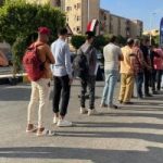 ناخبون ينتظرون أمام مدارس التجمع قبل بدء اليوم الثانى لانتخابات الشيوخ.. صور