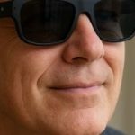 نظارات "Meta AI" تعيد الأمل لرجل كفيف وتلقبه بـ"جيمس بوند"