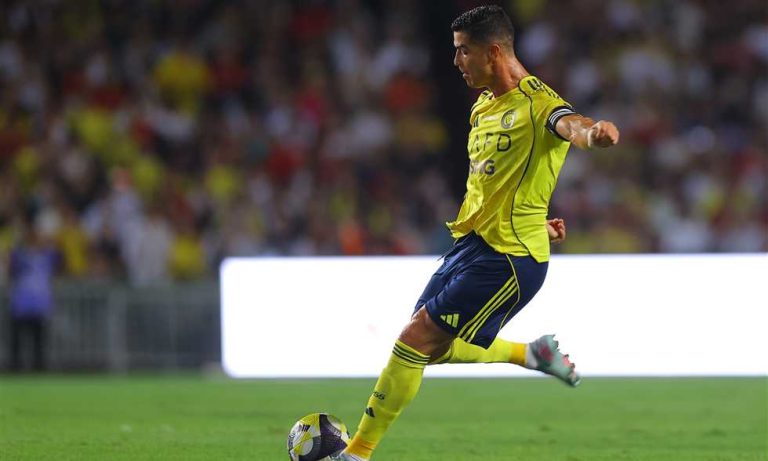 جواو فيليكس يفتتح بـ هاتريك ورونالدو يهدد حمد الله مجددا في خماسية النصر على التعاون
                
                افتتح النصر منافساته في الدوري السعودي بفوز ساحق على مضيفه التعاون بخمسة أهداف دون رد.
                الجمعة، 29 أغسطس 2025 - 23:11