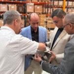 وزير الإسكان يحقق في تقنية الطلمبات بمصنع "هيدرو" الإسباني