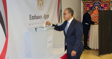 وزير الخارجية خلال الإدلاء بصوته فى انتخابات مجلس الشيوخ: حق لكل مواطن.. صور