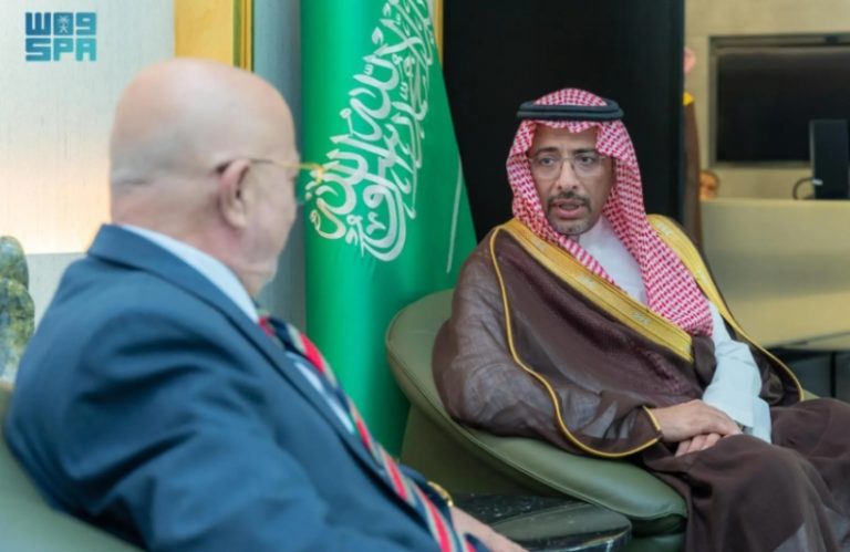 وزير الصناعة يبحث سبل تعزيز التعاون وتنمية الاستثمارات مع نظيره من سوريا.