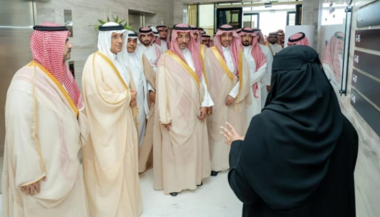 وزير الصناعة يتفقد المشروعات الجديدة ويزور المدينتين الصناعيتين في الدمام.
