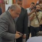 وزير الكهرباء يدلى بصوته فى لجنة مدرسة المنارة بمدينة نصر بانتخابات الشيوخ