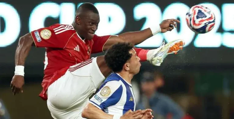 وكيل أليو ديانج وراء تراجع اللاعب عن تجديد عقده مع الأهلي «خاص»