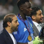ياسر المسحل يحرج رئيس الأهلي أثناء التتويج .. "تجاهل وارتباك"