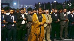 فيديو يظهر أدهم نابلسي وهو يؤم المصلين في سوريا