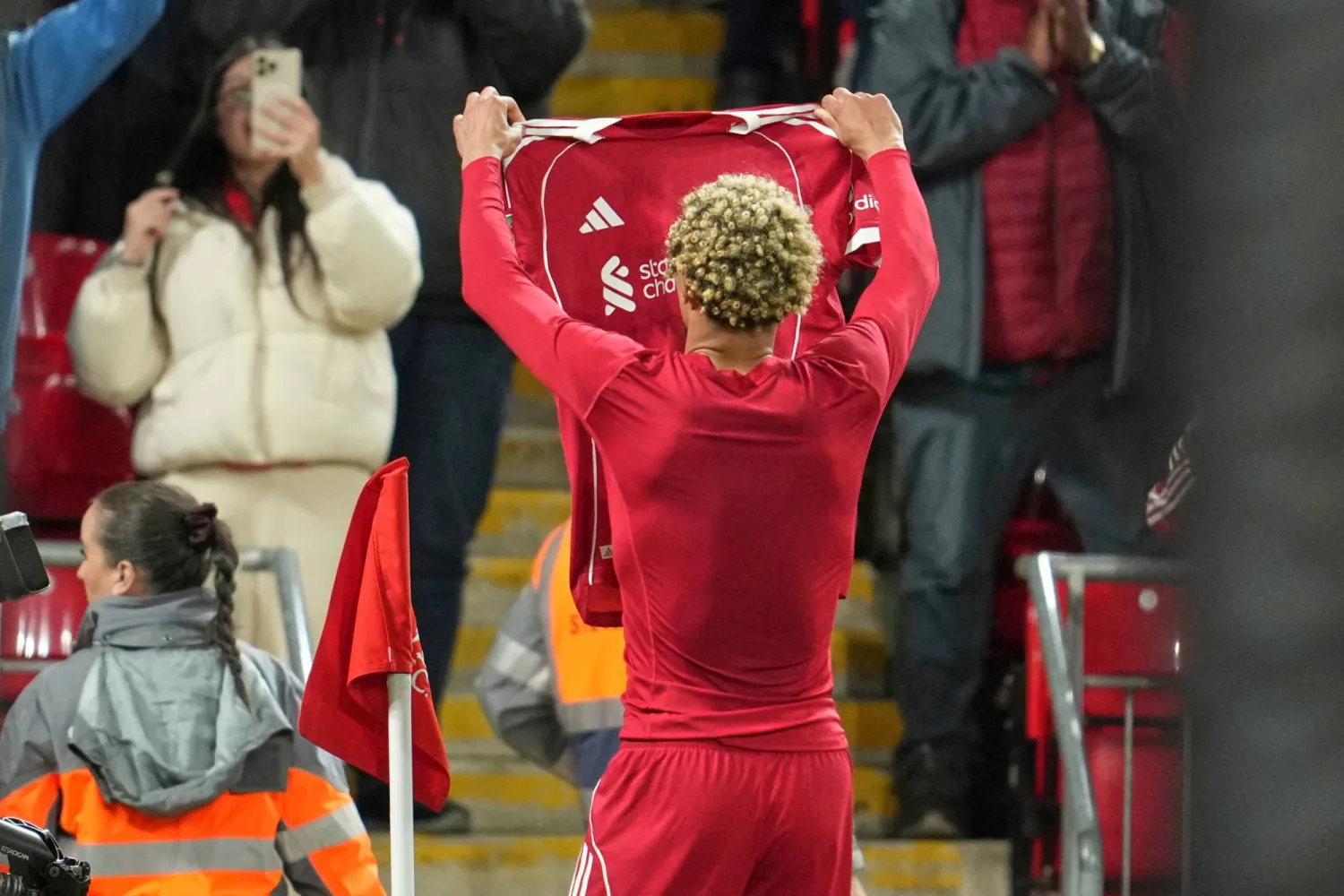 ايكيتيكي يعتذر عن الطرد مع ليفربول