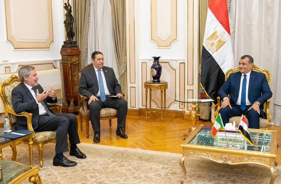 وزير الدولة للإنتاج الحربي يبحث مع سفير إيطاليا تعزيز التعاون الصناعي والعسكري