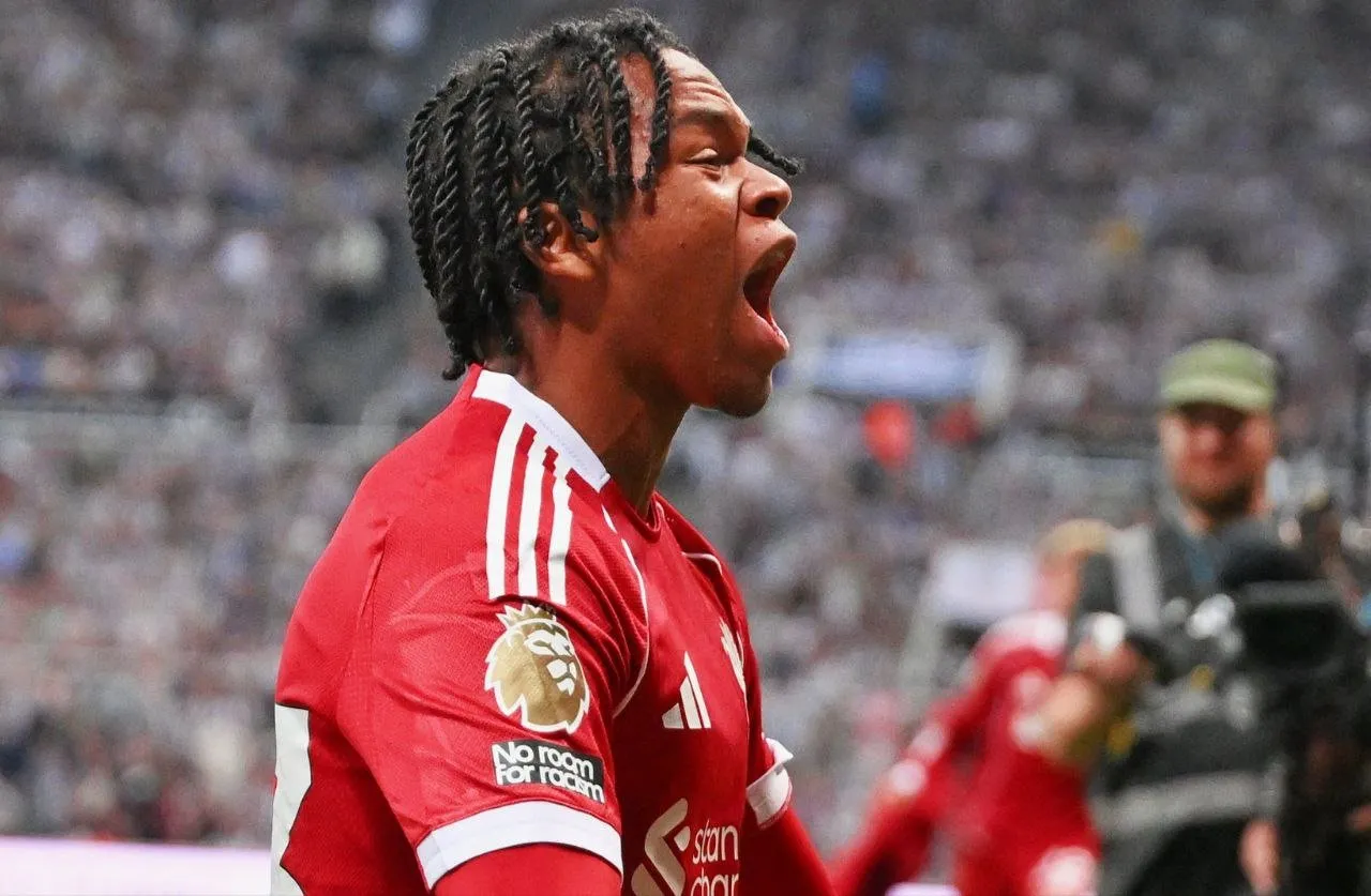 ريو نجوموها يوقع عقد ليفربول