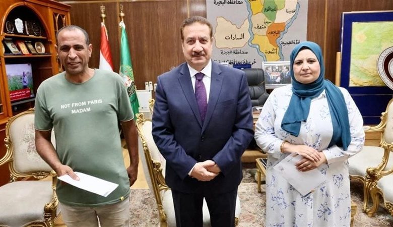 محافظ المنوفية يكرم موظفين بمركز تلا لأمانتهم وإخلاصهم في العمل