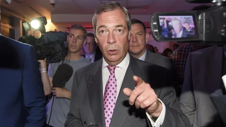 نايجل فاراج يتهم المهاجرين باكل البجع