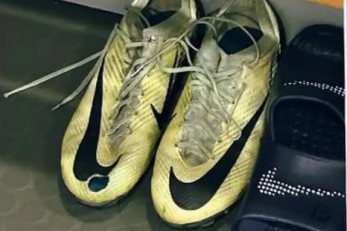 فرانشيسكو أتشيربي حذاء به ثقب