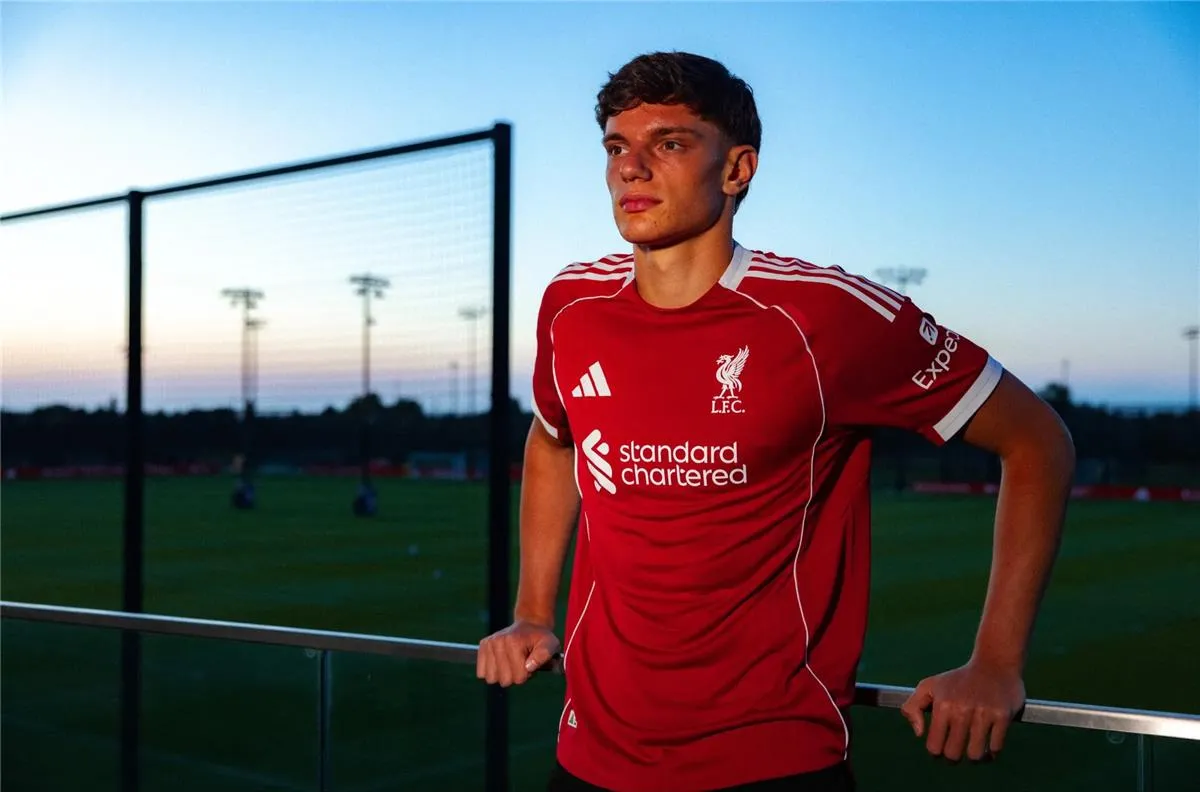 جيوفاني ليوني مدافع ليفربول