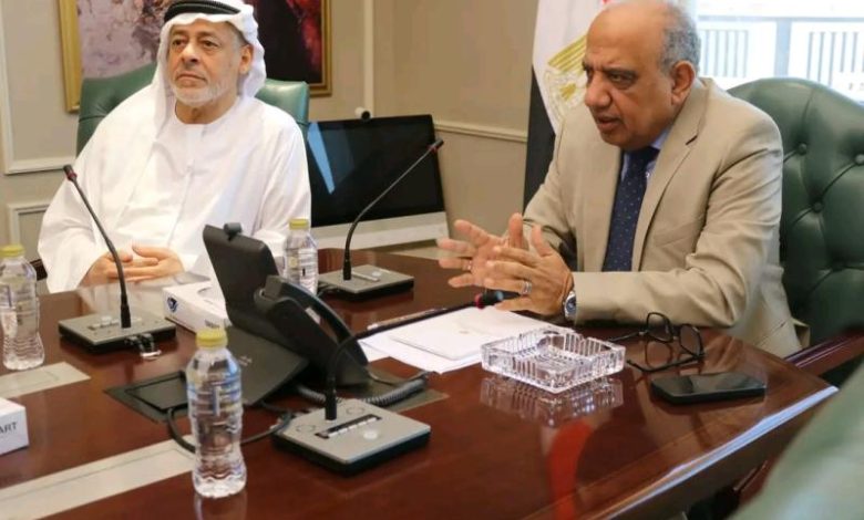 الدكتور محمود عصمت، وزير الكهرباء والطاقة المتجددة المصري مع وفد من شركة AMEA POWER الإماراتية