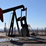 النفط يتحرك في نطاق ضيق وبرنت إلى 67.36 دولار
