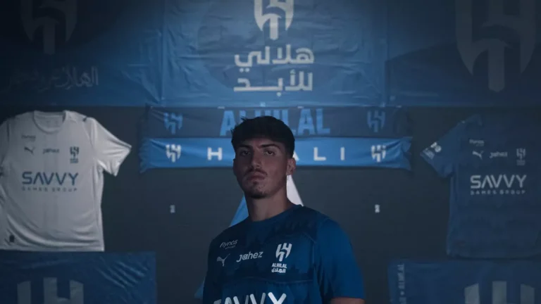 الهلال يستفز جمهور النصر بشعار "إلى الأبد" .. نحن أصحاب هذه الجملة !