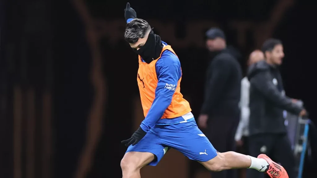 تطور غير متوقع يعطل مغادرة “منبوذ” إنزاجي عن الهلال ويثير التساؤلات