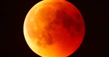 خسوف القمر الكلى 2025.. متى وأين تشاهد القمر الدموى بأمان؟