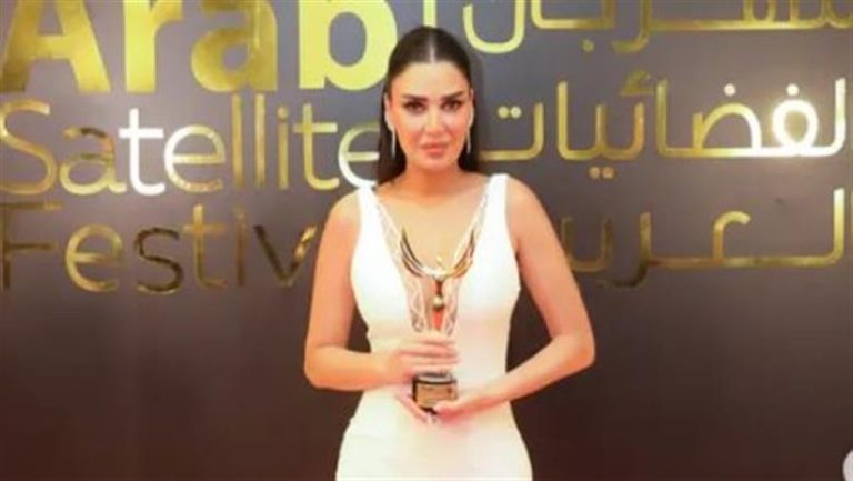 سيرين عبد النور تعبر عن امتنانها لتكريمها في مهرجان الفضائيات العربية وتتحدث عن تجربتها الدرامية وتفاعلها مع الجمهور