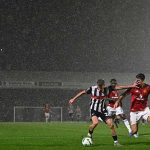 دقيقة واحدة وتعطل في الكمبيوتر تغرم قاهر مانشستر يونايتد في كأس الرابطة
                
                تعرض نادي جريمسبي تاون لغرامة 20 ألف جنيه إسترليني بسبب إشراك لاعب بشكل غير قانوني ضد مانشستر يونايتد. وأطاح جريمسبي تاون أحد أندية الدرجة الرابعة الإنجليزية، بمانشستر يونايتد من كأس الرابطة الإنجليزية بسناريو مجنون. وكشف النادي...
                الثلاثاء، 02 سبتمبر 2025 - 14:08
