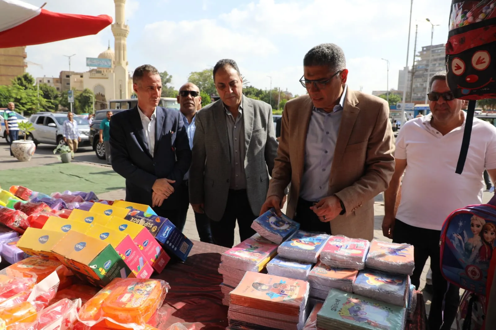 محافظ الجيزة يتفقد الاستعدادات النهائية لمعرض أهلاً مدارس بالعمرانية