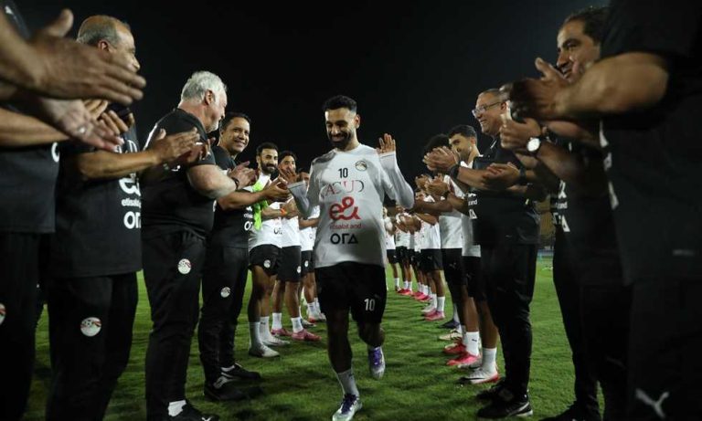 ممر شرفي من لاعبي منتخب مصر لـ محمد صلاح
                
                حرص منتخب مصر على إقامة ممر شرفي لـ محمد صلاح قائد الفراعنة، وذلك بعد انضمامه لمعسكر المنتخب اليوم الثلاثاء.
                الثلاثاء، 02 سبتمبر 2025 - 20:28