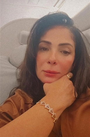 منى زكي تتألق بمجوهرات فرعونية فاخرة