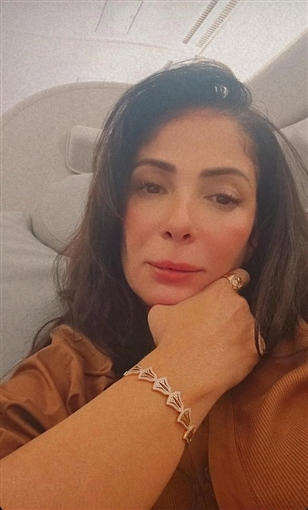 منى زكي تتألق بمجوهرات فرعونية فاخرة