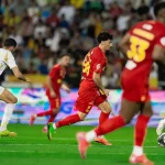 نجم القادسية يزلزل الشارع الرياضي بصورة في الرياض.. "اختار الهلال على حساب الأهلي !!"