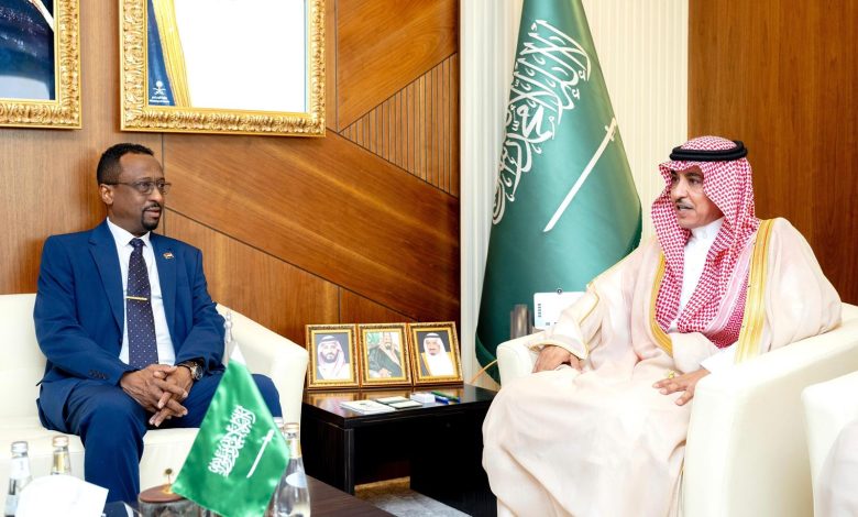 وزير الإعلام يبحث تعزيز التعاون الإعلامي مع نظيره السوداني في الرياض