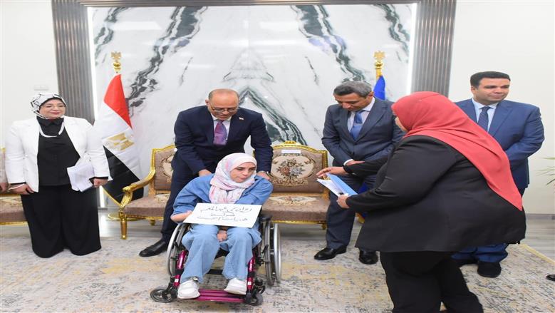 وزير العمل يسلم 81 عقد عمل لشباب السويس بينهم 31 من ذوي الهمم