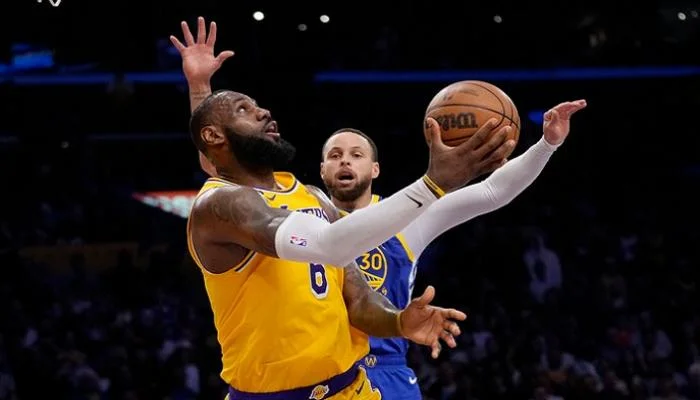 كلاسيكو ليبرون جيمس وستيفن كيري