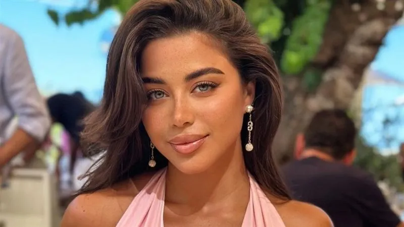 الفنانة الشابة يارا السكري