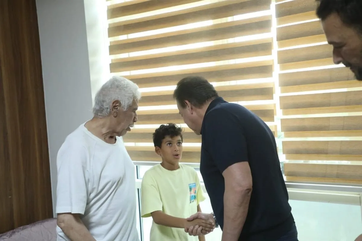 الدكتور خالد عبد الغفار نائب رئيس مجلس الوزراء ووزير الصحة والسكان الكابتن حسن شحاتة