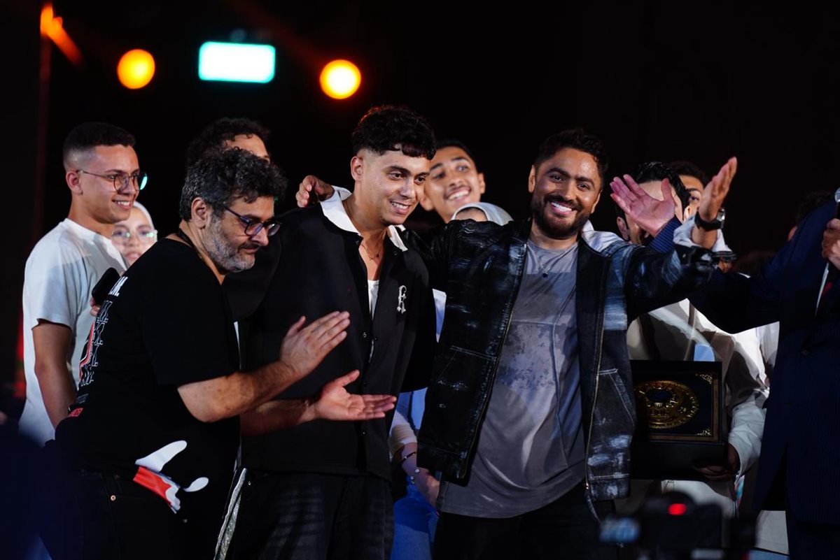 تامر حسني يشعل حفل جامعة بدر