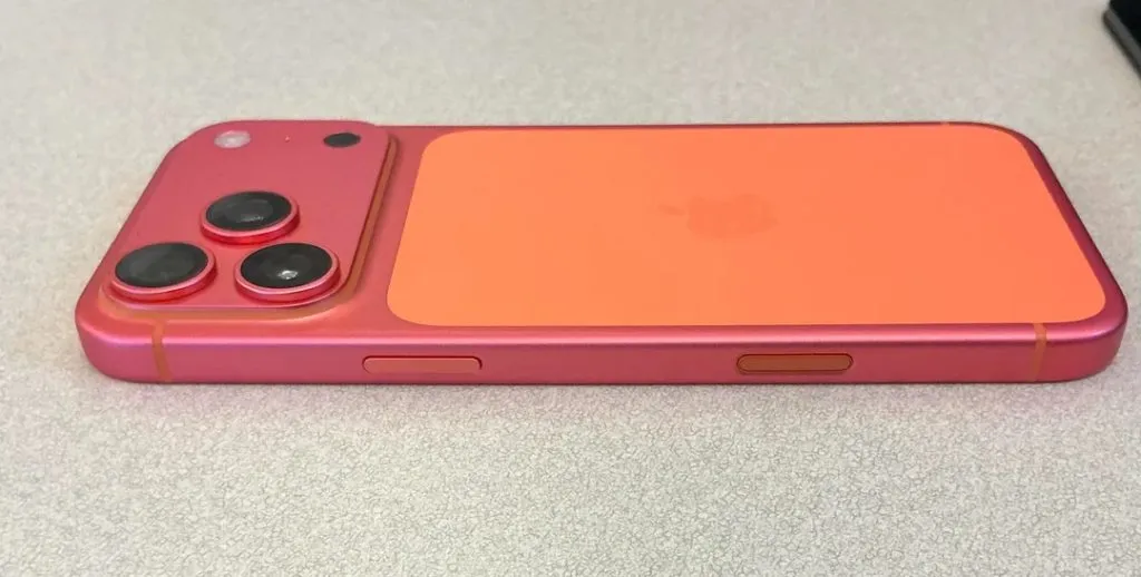 هاتف iPhone 17 Pro Max تحول اللون البرتقالي إلى الوردي