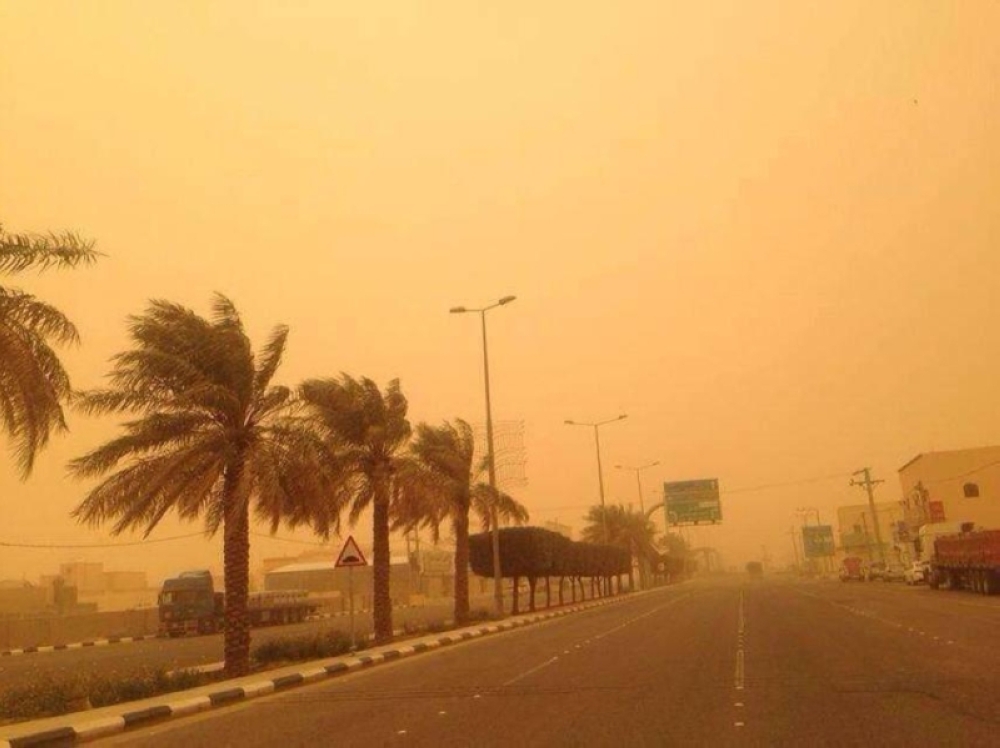 استمرار الرياح النشطة المثيرة للأتربة والغبار على أجزاء من مكة والمدينة