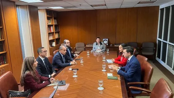 المهندس حسن الخطيب، وزير الاستثمار والتجارة الخارجية، مع وفد من شركة بوينج