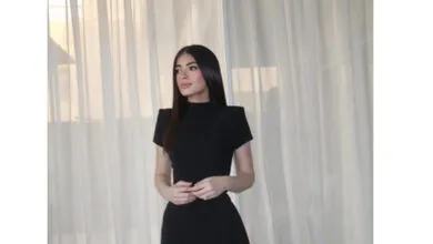 ليلى أحمد زاهر تتألق بجمبسوت أسود في صاحبة السعادة