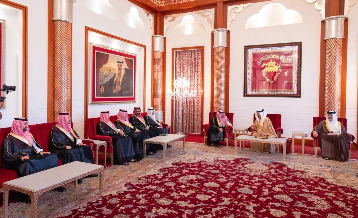 ملك البحرين يستقبل وزير الخارجية السعودي في المنامة