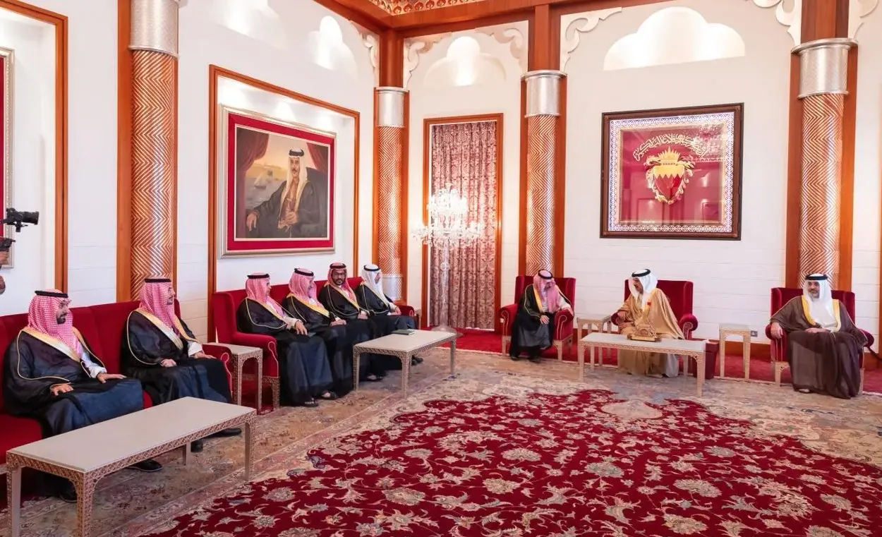 ملك البحرين يستقبل وزير الخارجية السعودي في المنامة