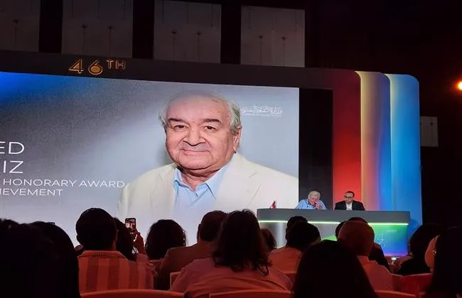 مهرجان القاهرة السينمائي يكرم المخرج محمد عبد العزيز بالهرم الذهبي لإنجاز العمر