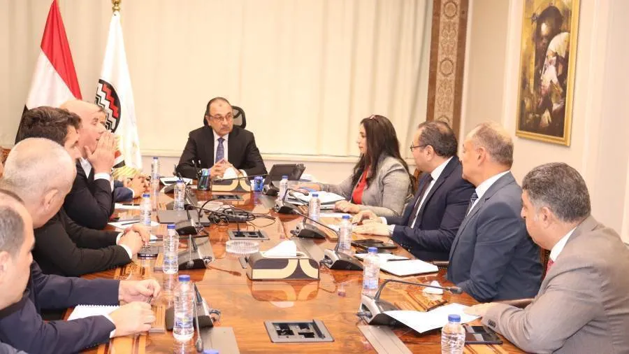 وزير قطاع الأعمال يلتقي رئيس مجموعة أروجلو لبحث فرص التعاون في صناعة الغزل والنسيج