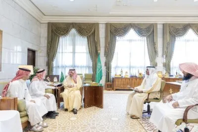 أمير منطقة الرياض يستقبل أسرة الهزري لتنازلهم عن قاتل ابنهم