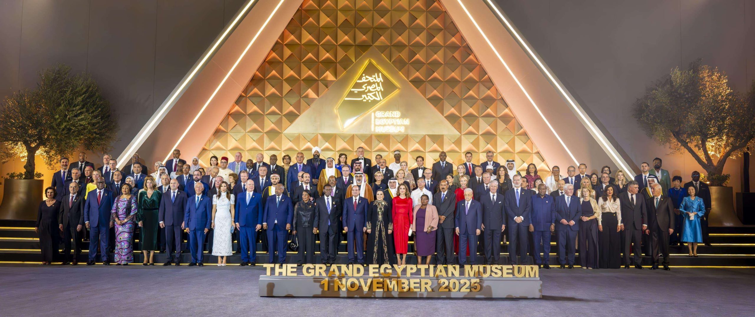 صور من جولة الرئيس ووفود مصر من ملوك ورؤساء في المتحف المصري الكبير بعد حفل الافتتاح
                                                            
                                                                
                                                                    
                                                                    02 نوفمبر 2025 | 01:10 صباحاً